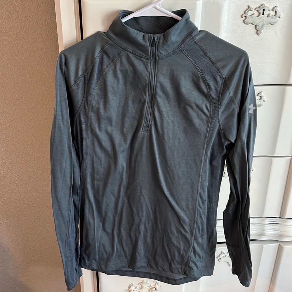 Under Armour men small fitted long sleeved pull over EUC